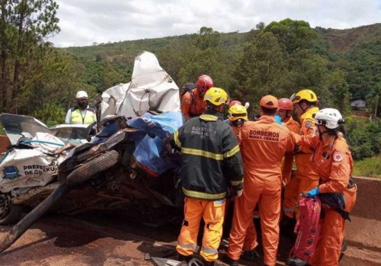 O acidente envolveu diversos veículos e a pista no sentido Belo Horizonte está totalmente interditada -  (crédito: Divulgação/Sala de Imprensa CBMMG)
