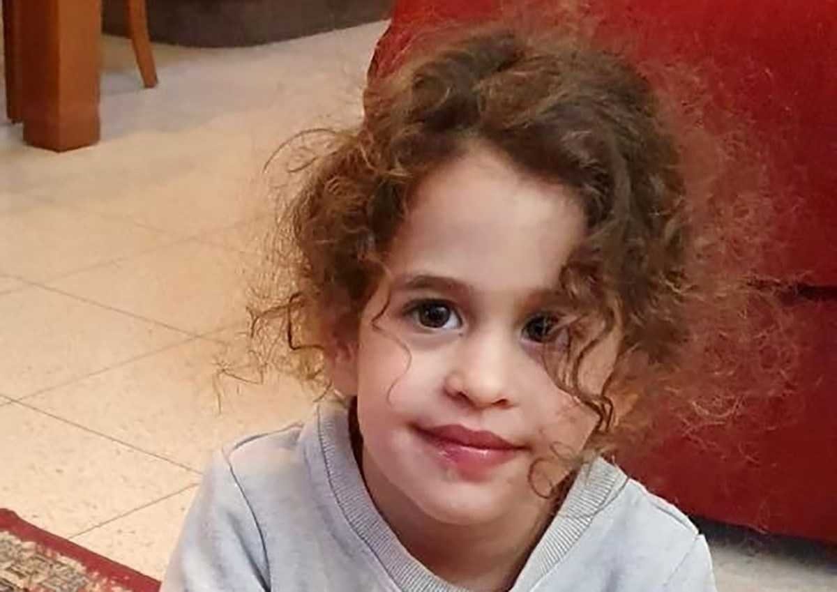 Menina americana de 4 anos libertada assistiu pais serem mortos pelo Hamas