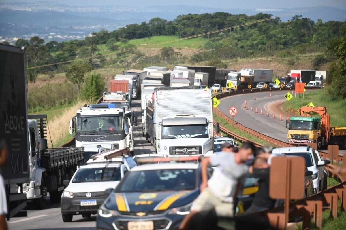 Congestionamento na BR-381 em Igarapé já chega a 15 quilômetros