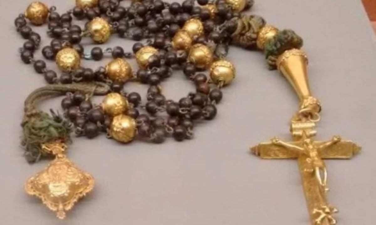 O relicário em ouro, do século 19, ficava preso originalmente na ponta de uma cruz