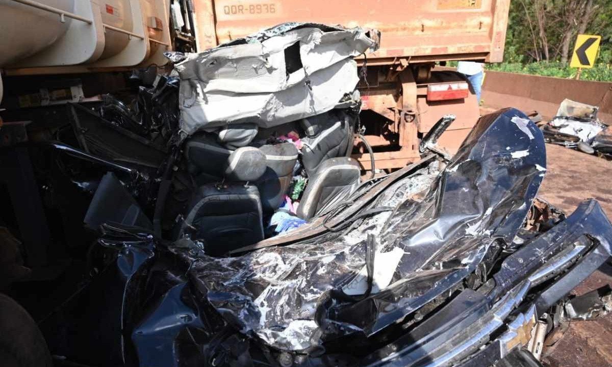 Seis pessoas morreram e uma ficou ferida em engavetamento na BR-381 -  (crédito: Leandro Couri/EM/D.A Press)