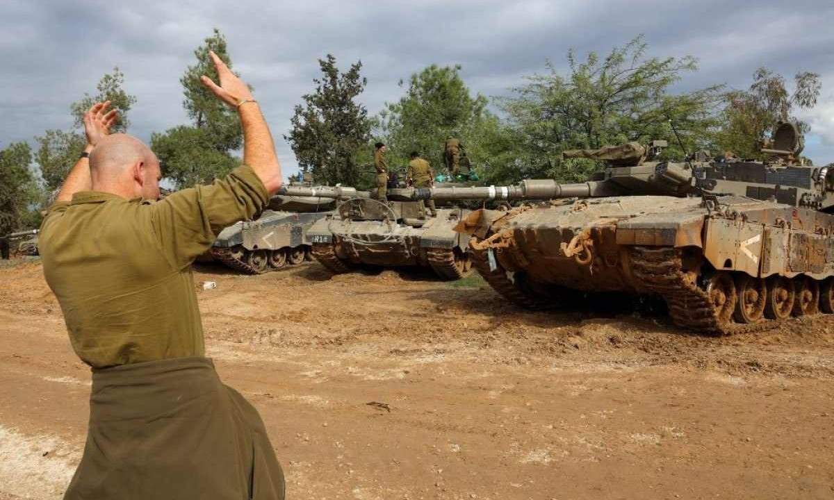  Tanques de Israel, estacionados na fronteira com Gaza, passam por manutenção durante a trégua
 -  (crédito: GIL COHEN-MAGEN / AFP)