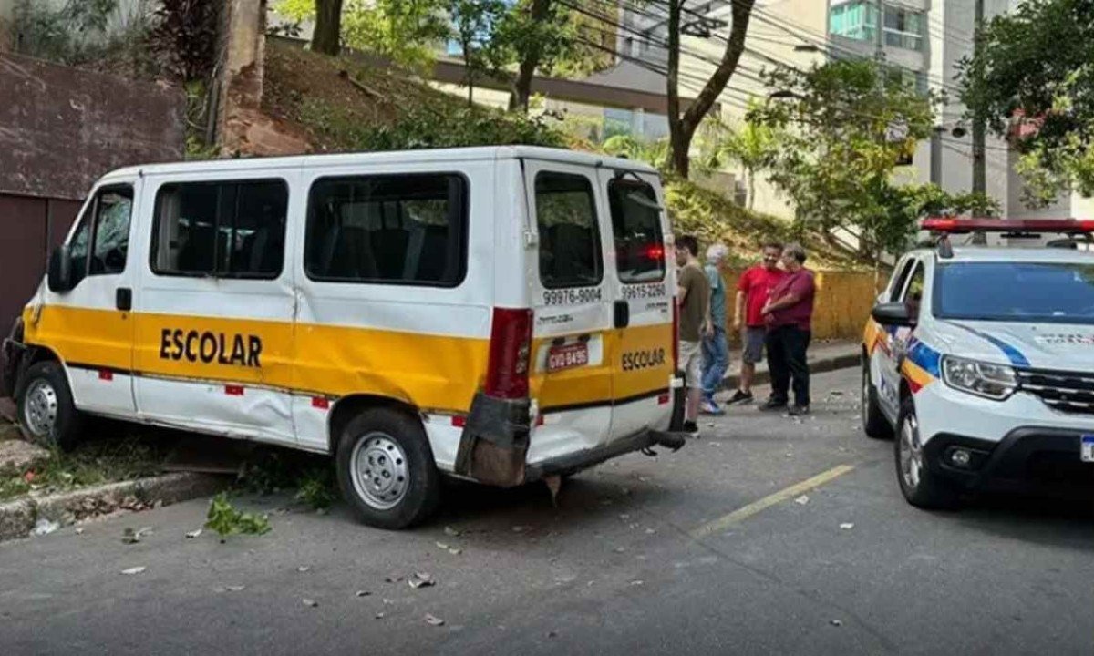 Van escolar capotou em rua de bh -  (crédito: BHTrans/Divulgação)