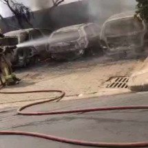 VÍDEO: Carros pegam fogo em estacionamento no Barreiro; bombeiros suspeitam de incêndio criminoso - Divulgação/CPMMG