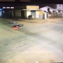 Em moto sem placa, mulher foge da PM e bate em carro; vídeo  - Reprodução/Redes sociais