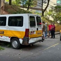 Van escolar com crianças capota em BH, veja vídeo do acidente - BHTrans/Divulgação