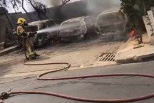 VÍDEO: Carros pegam fogo em estacionamento no Barreiro; bombeiros suspeitam de incêndio criminoso