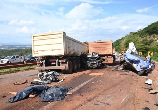 Seis pessoas morreram e uma ficou ferida em engavetamento na BR-381 -  (crédito: Leandro Couri/EM/D.A Press)