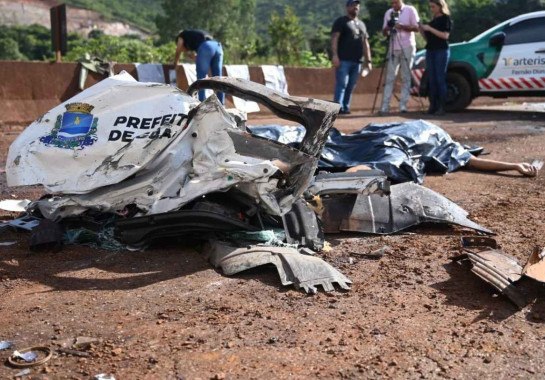 O carro da Prefeitura de Guaxupé ficou destruído. Dois de seus três ocupantes morreram -  (crédito: Leandro Cury/EM/D. A. Press)