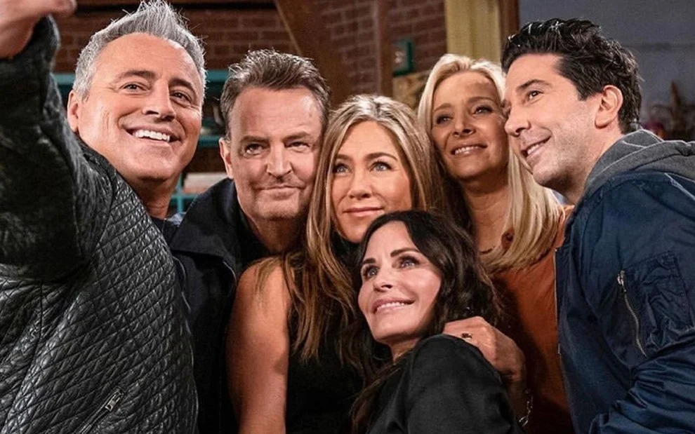 Elenco de Friends posa para selfie em 2021, quando gravou especial para a HBO Max -  (crédito: HBO Max/Divulgação)