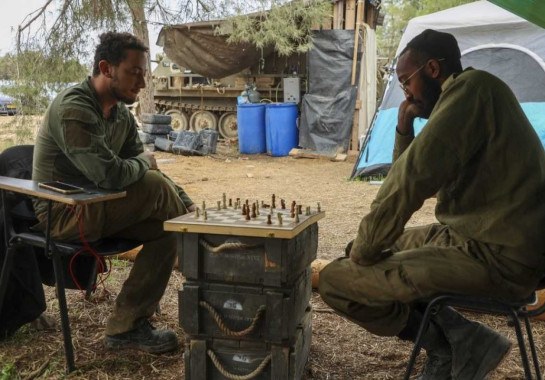  Soldados de Israel jogam xadrez durante a trégua da guerra contra o Hamas -  (crédito: GIL COHEN-MAGEN / AFP)