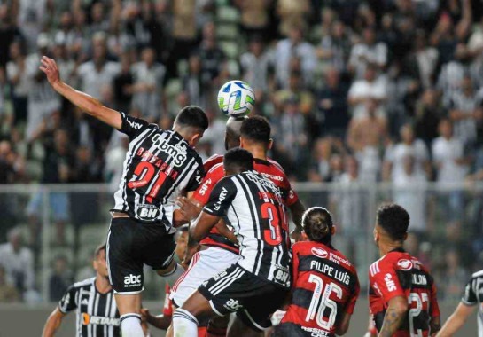 Em jogo acirrado no primeiro turno do Brasileiro, o Flamengo venceu o Atlético por 2 a 1, no Independência -  (crédito: Alexandre Guzanshe/EM/D.A. Press – 29/7/23 )