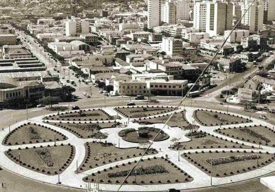 Foto antiga da Praça Raul Soares -  (crédito: O Cruzeiro/Arquivo EM - 1954)