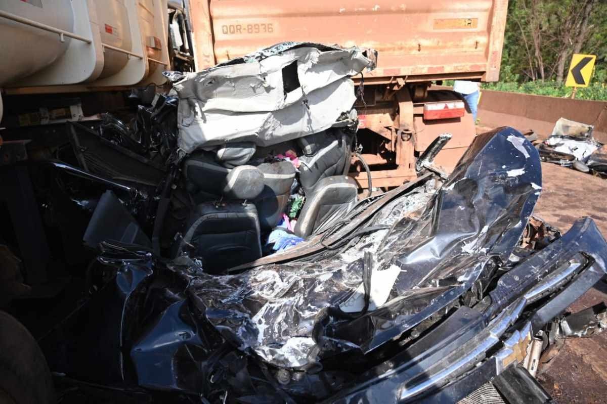 Polícia procura motorista de carreta que provocou acidente na 381 com 6 mortos