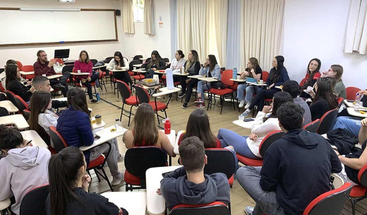 Clube do Livro é um evento mensal do Colégio e Pré-vestibular Determinante