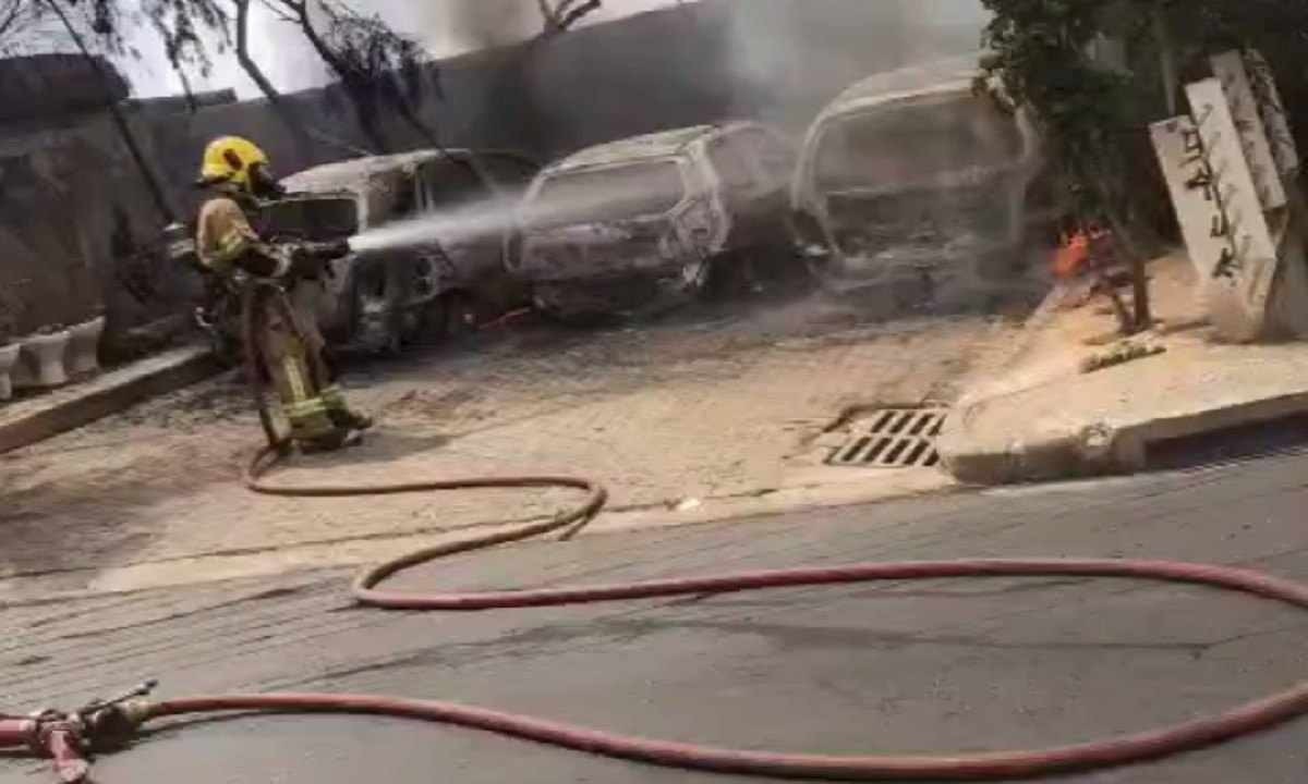 VÍDEO: Carros pegam fogo em estacionamento no Barreiro; bombeiros suspeitam de incêndio criminoso