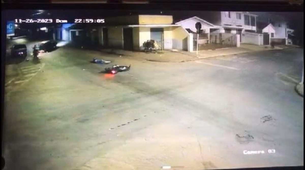 Em moto sem placa, mulher foge da PM e bate em carro; vídeo 