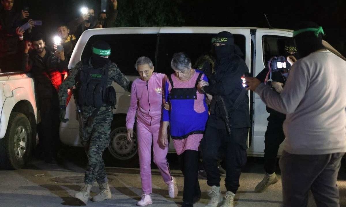 Duas idosas, refém do Hamas, são conduzidas por terroristas a caminho de serem libertadas em troca de presos palestinos, como parte do acordo de cessar-fogo com Israel - (crédito: AFP) Duas idosas, refém do Hamas, são conduzidas por terroristas a caminho de serem libertadas em troca de presos palestinos, como parte do acordo de cessar-fogo com Israel - (crédito: AFP)