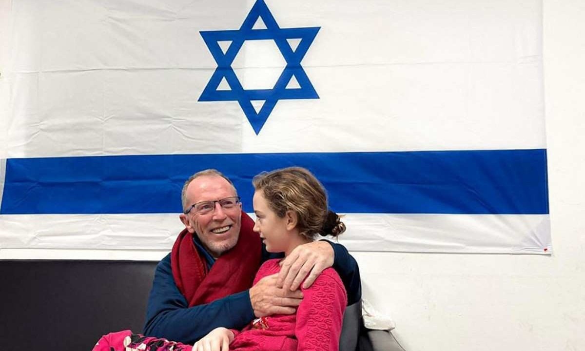 Emily no colo do pai, em hospital de Israel, depois de ser libertada pelos terroristas do Hamas, que a mantiveram refém desde 7 de outubro - (crédito: Israel Army AFP) Emily no colo do pai, em hospital de Israel, depois de ser libertada pelos terroristas do Hamas, que a mantiveram refém desde 7 de outubro - (crédito: Israel Army AFP)