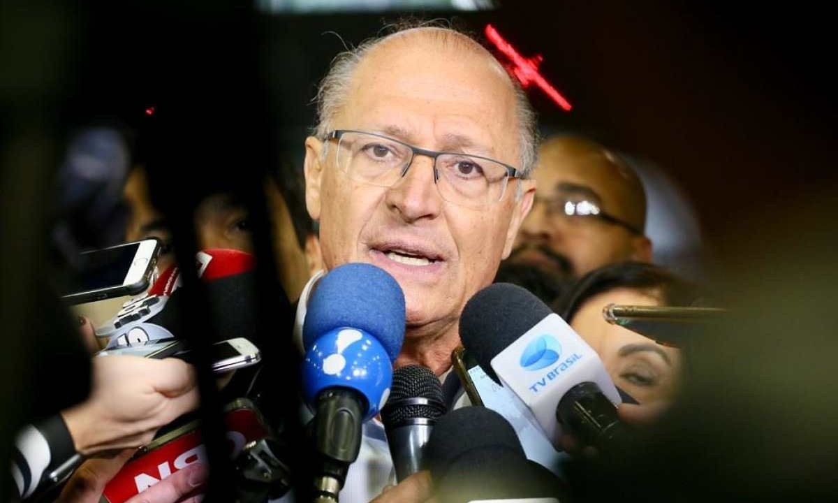 Geraldo Alckmin cercado por microfones em entrevista coletiva -  (crédito: Ciete Silvério/flickr)