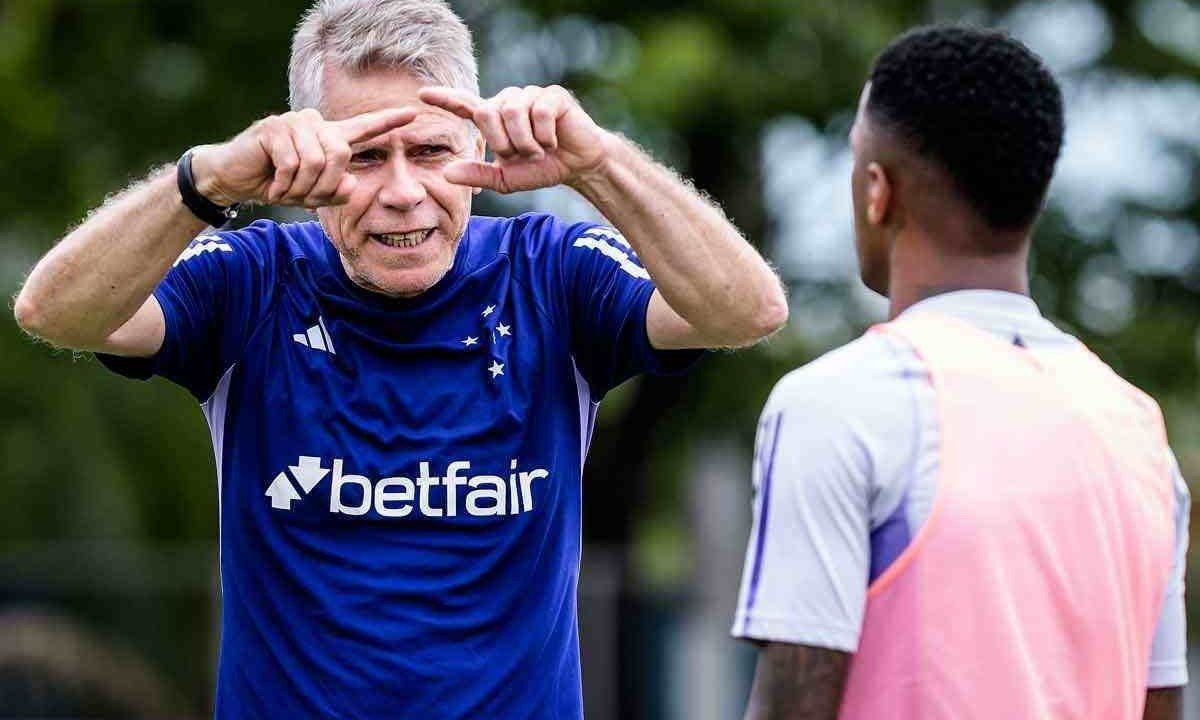 A experiência do técnico Paulo Autuori deu novo fôlego ao time celeste No Brasileirão -  (crédito: Gustavo Aleixo/Cruzeiro)