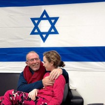  Emily, menina que foi refém do Hamas, tem medo de falar alto - Israel Army  AFP