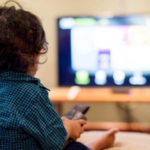 Uso de telas por crianças pequenas reduz a interação verbal com os pais  - Freepik