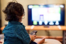 Uso de telas por crianças pequenas reduz a interação verbal com os pais 