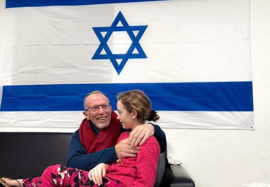  Emily no colo do pai, em hospital de Israel, depois de ser libertada pelos terroristas do Hamas, que a mantiveram refém desde 7 de outubro -  (crédito: Israel Army  AFP)