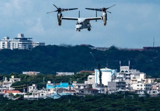 Imagem de um Osprey em Okinawa, no JapÃ£o. Aeronave Ã© igual Ã  que caiu em acidente com oito ocupantes -  (crédito: Philip FONG / AFP)
