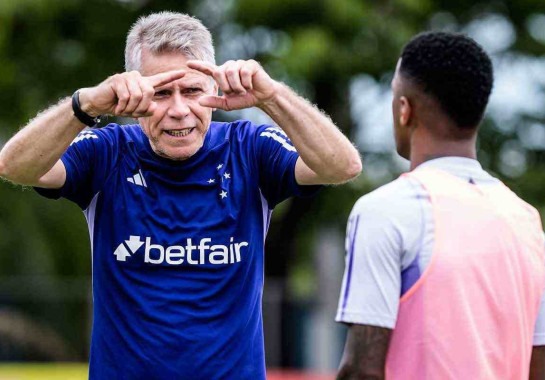 A experiência do técnico Paulo Autuori deu novo fôlego ao time celeste No Brasileirão -  (crédito: Gustavo Aleixo/Cruzeiro)