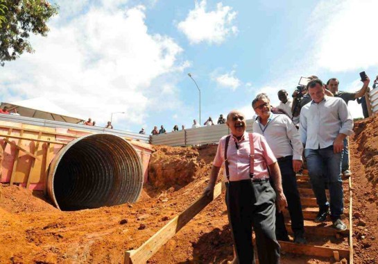 Prefeito de BH, Fuad Noman visita obra de macrodrenagem na bacia do Córrego Santa Inês: investimentos miram problemas crônicos acumulados em diferentes regiões de BH -  (crédito: Túlio Santos/EM/D.a press)