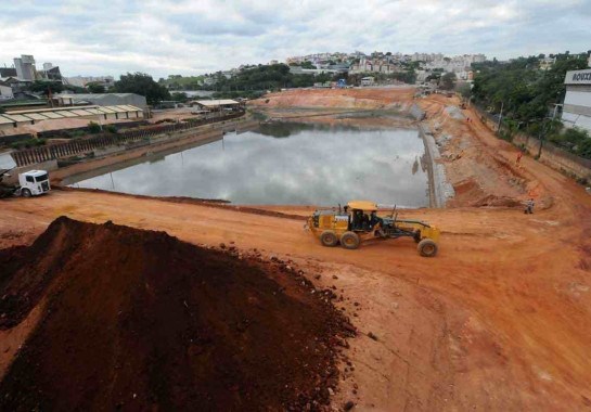 Obras da Bacia B5, na área do Córrego Ferrugem, com impacto no Ribeirão Arrudas e na Avenida Teresa Cristina, na Região Oeste: estrutura deve chegar a 80% de armazenamento este ano -  (crédito: gladyston rodrigues/em/d.a press )