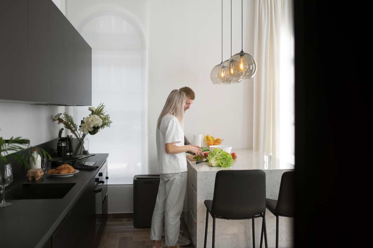 Eletrodomésticos compactos encaixam melhor em cozinhas pequenas