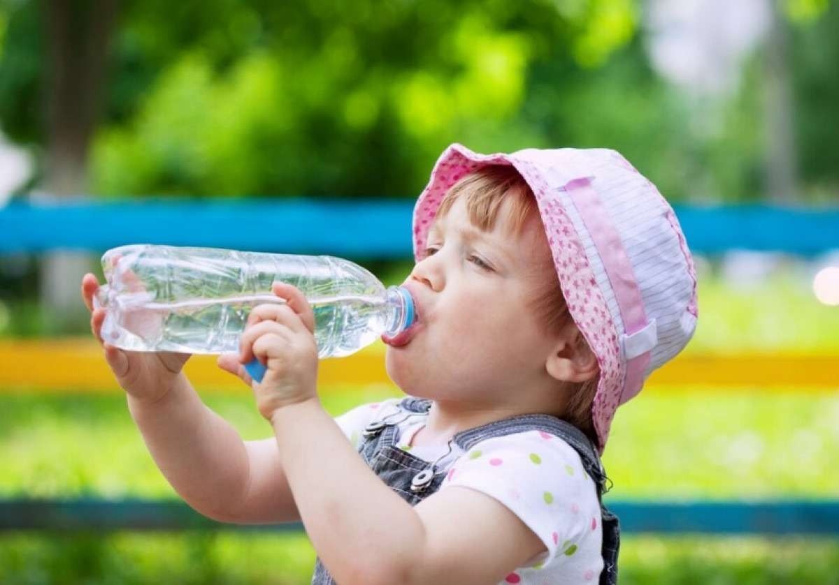 Idosos e crianças são mais sensíveis à desidratação em dias quentes