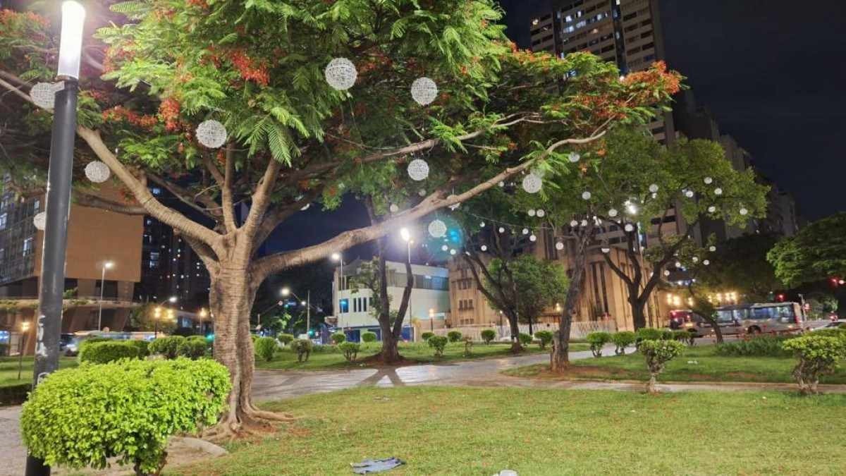 Além da árvore gigante, as árvores do interior da Praça Raul Soares também serão iluminadas com micro lâmpadas. 