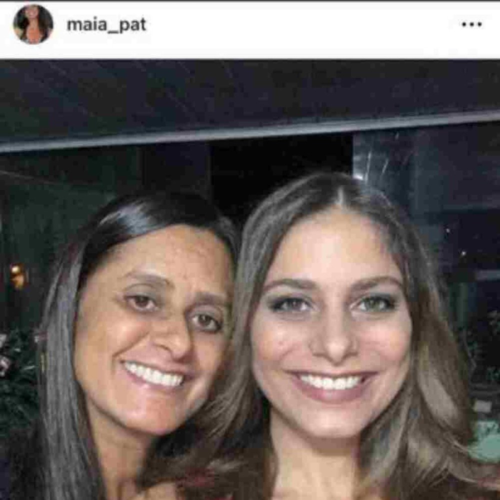 Captura de tela de uma postagem no instagram de Thaís. Ela e uma outra mulher parda de cabelos castanho claro e liso sorriem lado a lado