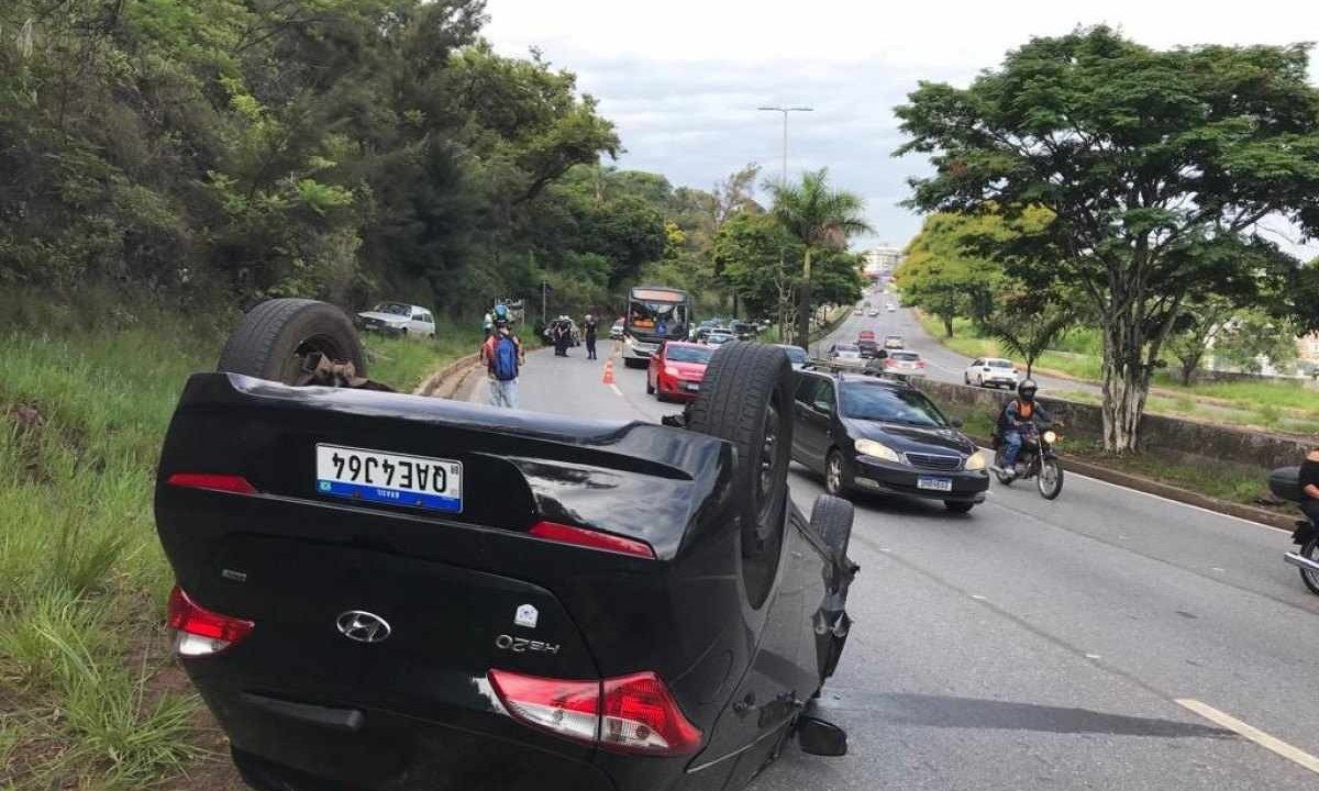 Acidente envolveu três carros. Uma pessoa foi encaminhada para o hospital -  (crédito: Edesio Ferreira/EM/D.A Press)