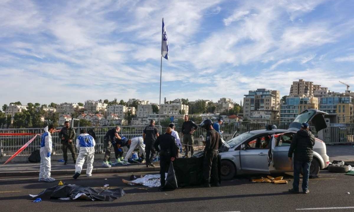 Corpos das vítimas do atentado terrorista assumido pelo Hamas foram cobertos pela polícia - (crédito: Menahem KAHANA / AFP) Corpos das vítimas do atentado terrorista assumido pelo Hamas foram cobertos pela polícia - (crédito: Menahem KAHANA / AFP)