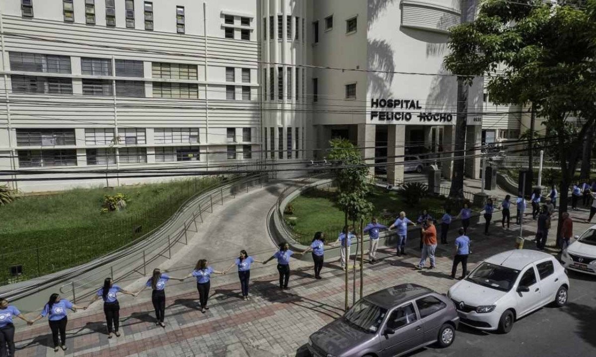 Da portaria do Felício Rocho, os abraços formaram, a partir das 14h, uma corrente humana que contornou o prédio  -  (crédito: Hospital Felício Rocho/Divulgação)