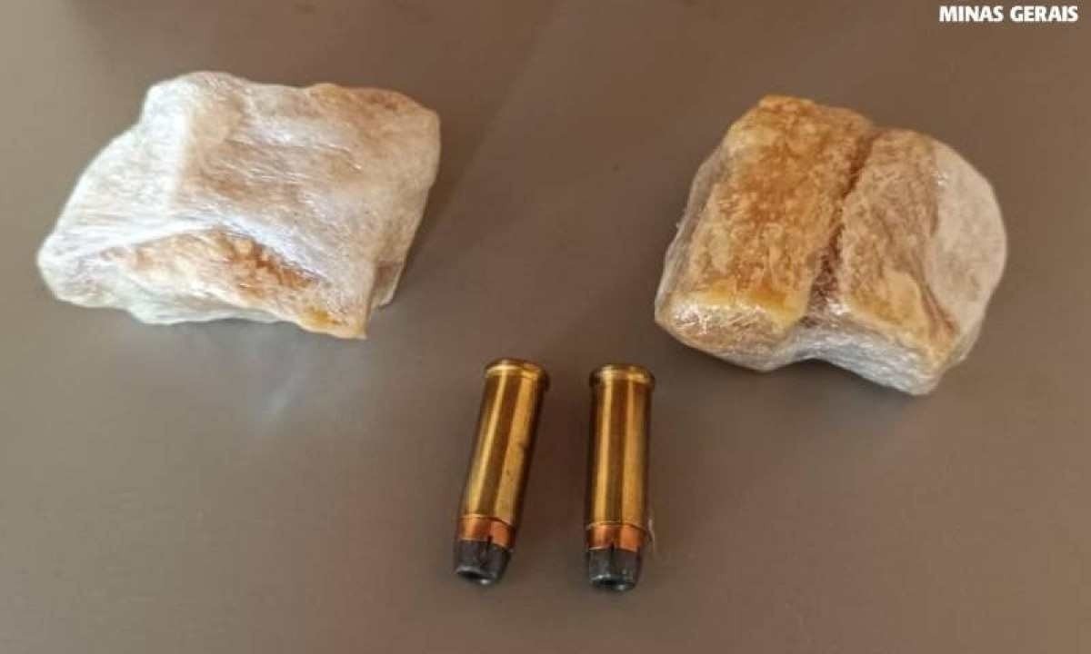 Polícia Civil localizou munições, uma balança com vestígios de crack e porções da substância na casa onde mulher era mantida em cárcere privado -  (crédito: PCMG/Divulgação)