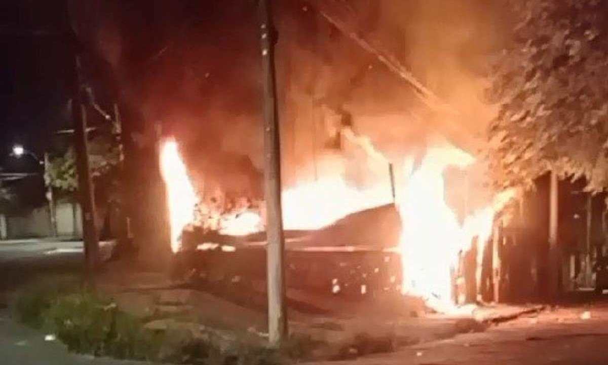 Incêndio em ferro-velho foi controlado por volta das 5 horas da manhã de hoje -  (crédito: CBMMG)