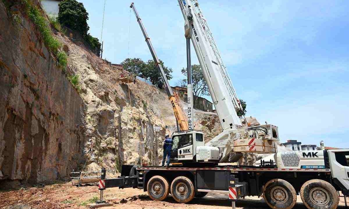 Obra de contenção da PBH na Pedreira Pitangui: paredão de 40 metros exige aplicação de concreto e tela metálica na rocha -  (crédito: Leandro Couri/EM/D.A. Press)