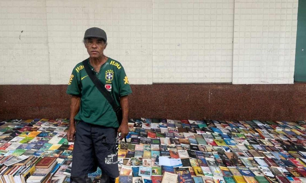 José Horácio começa a rotina no sebo às 5h30 organizando os livros na calçada
 -  (crédito: Ana Clara Parreiras/EM/D.A. Press)