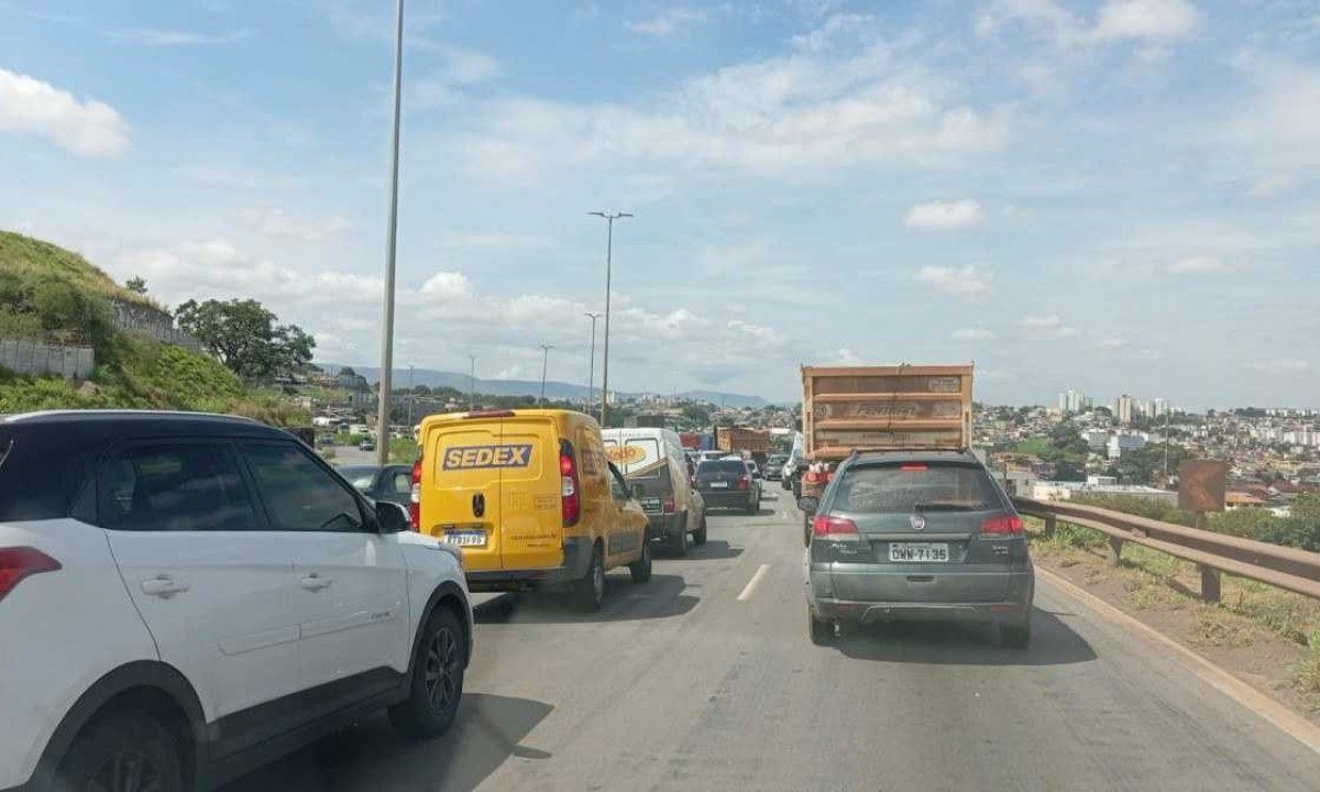 Trânsito lento e excesso de carros são rotina para quem precisa trafegar pelo Anel Rodovário, em Belo Horizonte -  (crédito: Carlos Altman/EM)