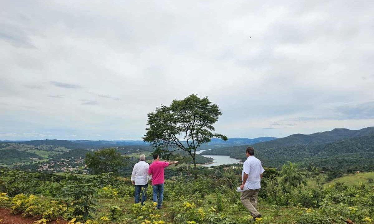 Jorge Rebelo visitou em Brumadinho o terreno de 10 hectares, que fica no alto de um morro, com vista espetacular para o lago da Represa do Rio Manso -  (crédito: B&aacute;rbara Barros Botega/Secom)