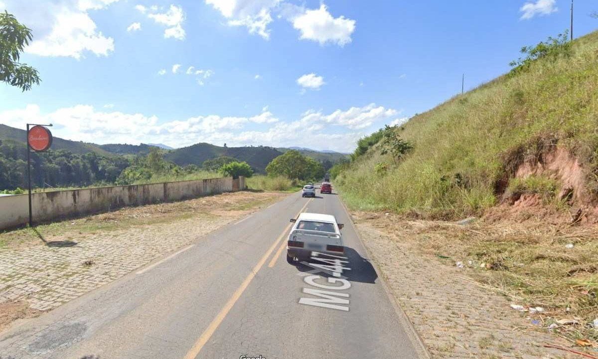 O carro tinha outras três pessoas, todas passam bem
 -  (crédito: Reprodução/ Google Street View)