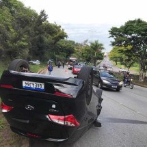 Carro capota em acidente na MGC-356 e engarrafa trânsito - Edesio Ferreira/EM/D.A Press