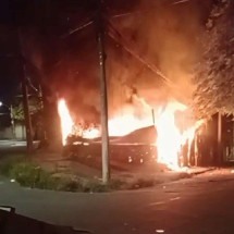 Polícia investiga possível incêndio criminoso em ferro-velho em BH - CBMMG