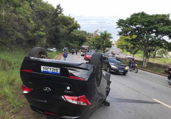 Acidente envolveu três carros. Uma pessoa foi encaminhada para o hospital -  (crédito: Edesio Ferreira/EM/D.A Press)